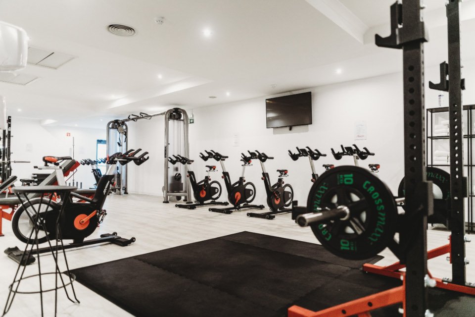 Sala de un gimnasio con las bicicletas y las máquinas vacías